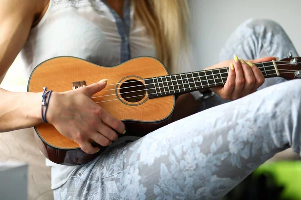 Lány játszik az ukulele otthon — Stock Fotó