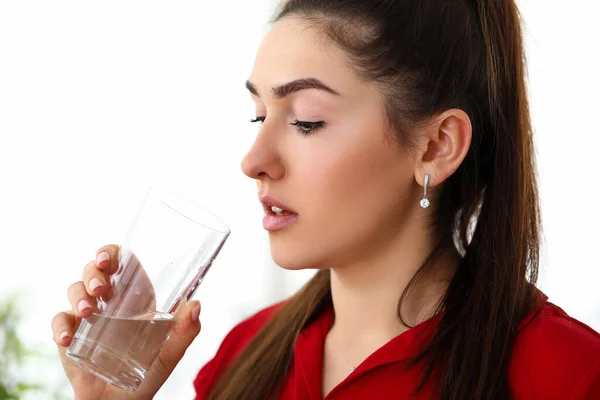 Femme eau potable, mode de vie sain ou régime alimentaire — Photo