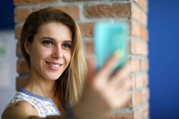 Gelukkig meisje het nemen van selfie op smartphone binnen — Stockfoto