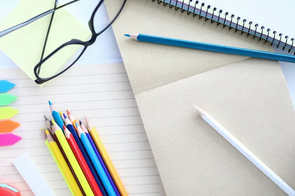 Beyaz çarşaf çizmek için kapalı renkli kalemler