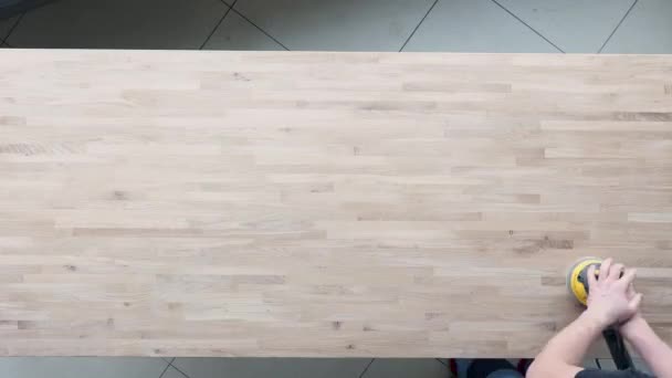 Top view video dvou šikovných mužů pokrývající dřevěný stůl s olejem — Stock video