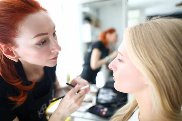 Servizio salone di bellezza, elegante applicazione di trucco — Foto Stock