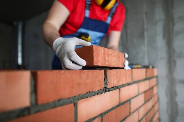 Bauarbeiter baut Ziegelmauer in einem Haus in Großaufnahme — Stockfoto