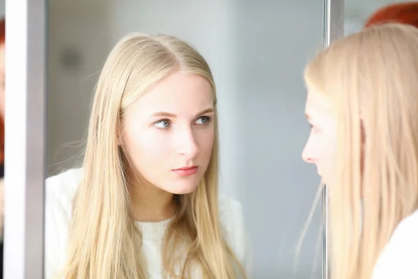 ブロンド女性見てミラー,美容室 — ストック写真