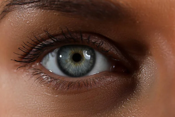 Increíble ojo abierto de color azul y verde femenino en técnica de poca luz — Foto de Stock