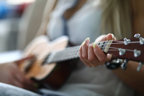 Damen har musiklektion — Stockfoto