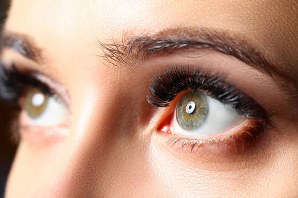 Increíbles ojos de color verde femenino con extensiones de pestañas — Foto de Stock