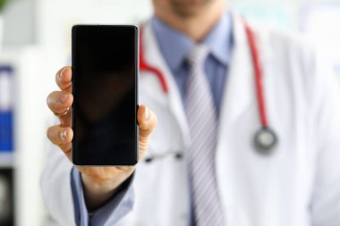 Cep telefonu tutan erkek tıp doktoru.