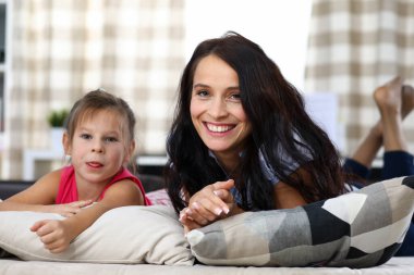 Mutlu anne ve tatlı çocuk evde.