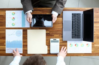 Ortaklar kârlı bir anlaşma yapıyor