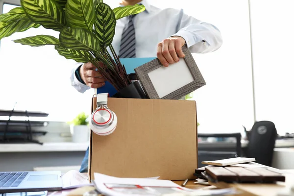 Mann in Businesskleidung legt im Büro Sachen in Kiste — Stockfoto