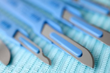 Ameliyat için yeni cerrahi neşterler hazırlayın.