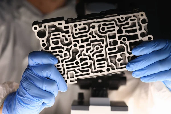 Erkek uzman kapakçık incelemesi yapıyor.