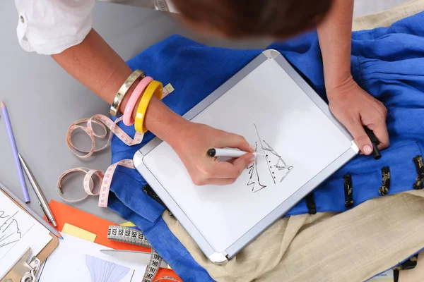 Masadaki mezura ve kalemleri ölçün.