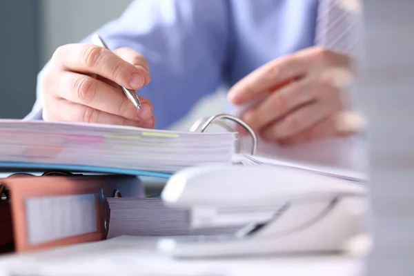 Dipendente esecutivo al lavoro — Foto Stock