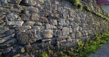 Ortaçağ taş duvar boyunca yürümek