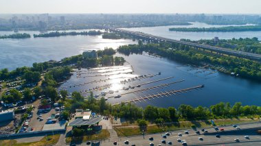 Havadan Görünüm Drone şehir manzarası. Tekneler için nehir ve iskele üzerinde köprü