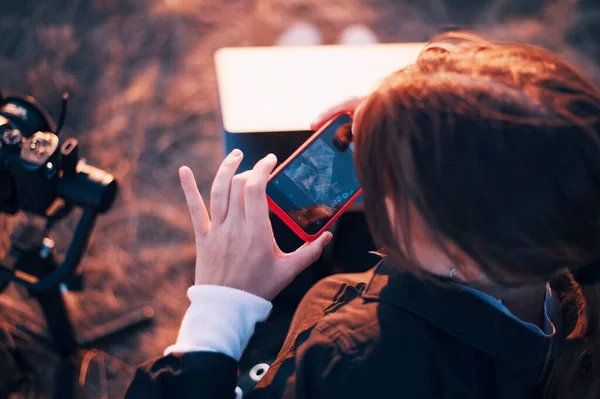 Caméra Télécommandes Opérateur Fille Avec Smartphone Extérieur Technologie Moderne Dans — Photo