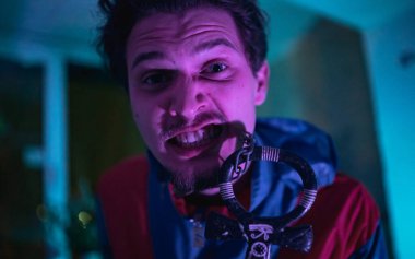 Kafkasyalı adamın suratında öfke ifadesi var. Hayatın anahtarı parlak renklerde