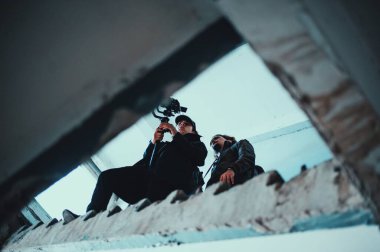 Genç Ekip üst kattaki boş merdivenlerden çekim yapıyor.