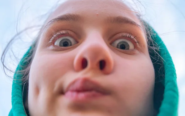 Çılgın bir kız görüntüsü, çok yakın bir selfie.