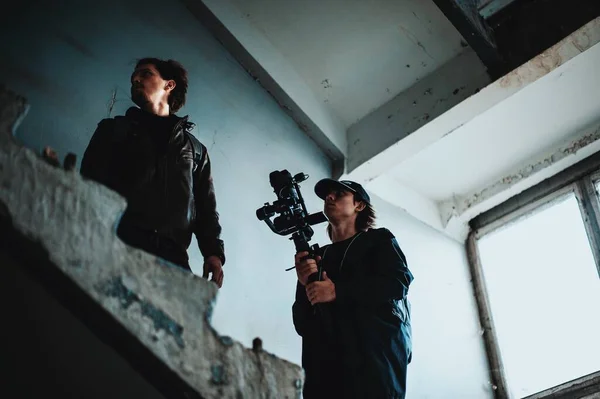 Equipo buscando un buen rodaje en escaleras desiertas — Foto de Stock