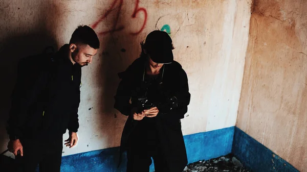 Két férfi filmezi az elhagyatott épületet. — Stock Fotó