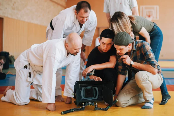 Съёмочная группа смотрит видеоматериалы на сцене — стоковое фото