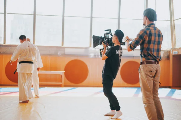 Equipe de filmagem dispara treinamento de karatê — Fotografia de Stock