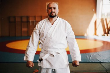 Kimono giymiş kel ve sakallı bir adam olsa da