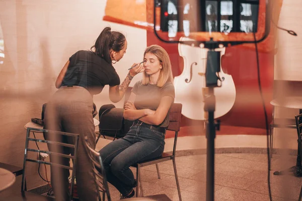 Menina, maquiagem profissional Artista trabalha com loira bonita — Fotografia de Stock