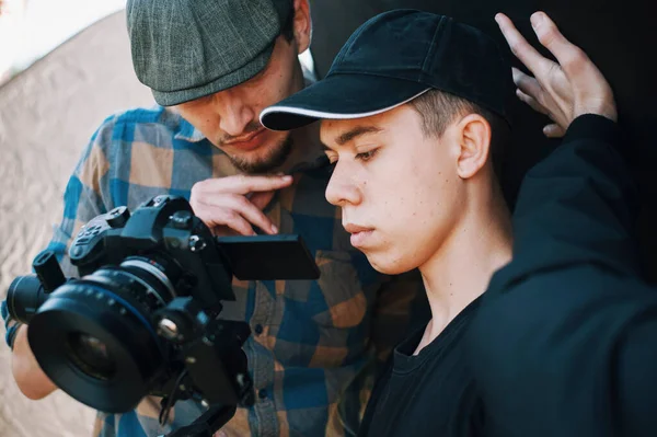 Mladí dospělí Operátor a režisér natáčí na kameru — Stock fotografie