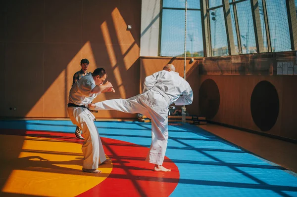 Kel adam, Tatami 'ye sert vurdu.