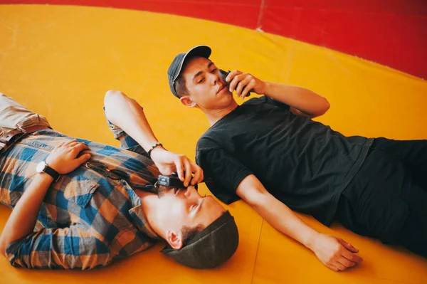 Twee jongens van filmen crew spikkels met radio — Stockfoto