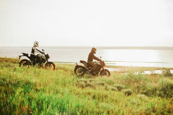 Man och kvinna på cyklar nära havet — Stockfoto