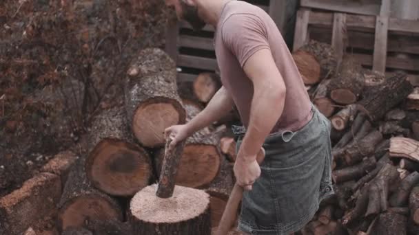 Madera calva muscular con barba en el aserradero — Vídeos de Stock