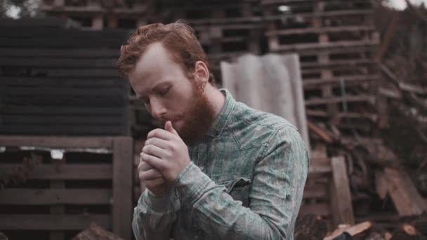 Young redhead man smoke joint and grimace face — Stock Video