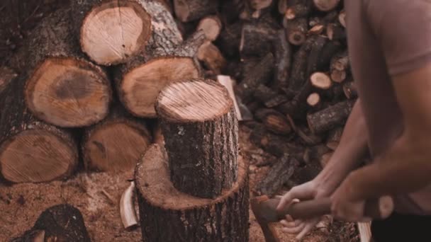 Cool bald man with beard chop firewood with ax, impressive punch in reverse — Stock Video