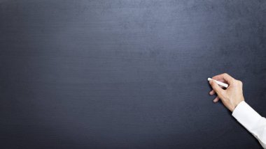 adam elini tut tebeşir boş yazı tahtası üzerinde