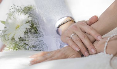 Gelin ve damat el içinde el