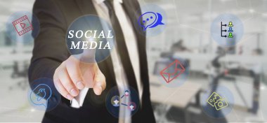 Dijital ekran sosyal medya bileşenlerine dokunmadan işadamı