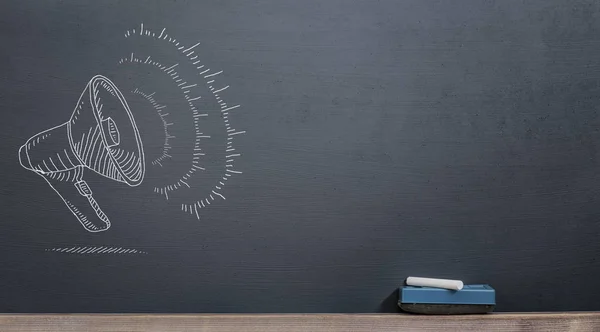 tahtaya tebeşir ile megafon