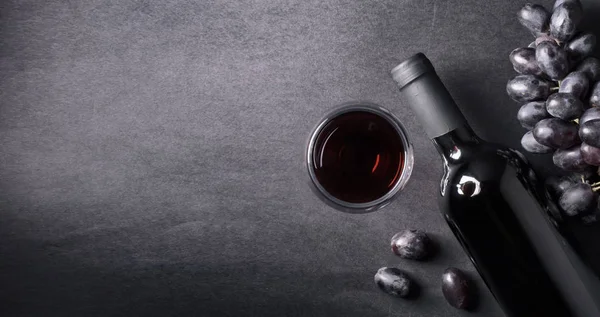 Botella Vino Tinto Vidrio Con Uvas Mesa Oscura — Foto de Stock