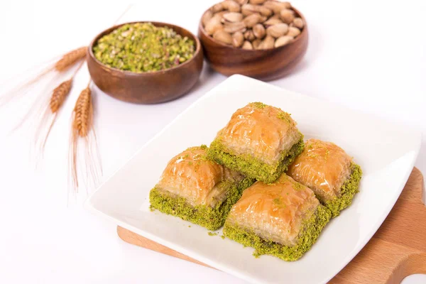 Baklava Turca Con Pistacho Plato Blanco —  Fotos de Stock