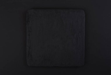 siyah arka plan üzerine siyah mermer platform dokulu