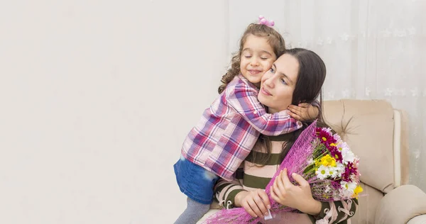 Mutter Und Tochter Umarmen Sich Tochter Schenkt Blumen Zum Muttertag — Stockfoto