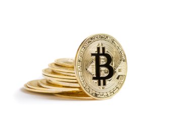 beyaz zemin üzerine altın bitcoin sikke yığını