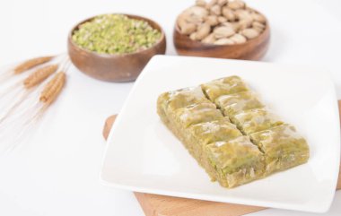 tabakta fıstıklı baklava