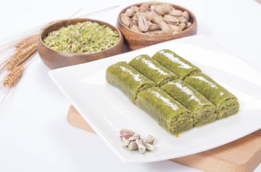 Türk baklava tabakta Fıstıklı Sarma