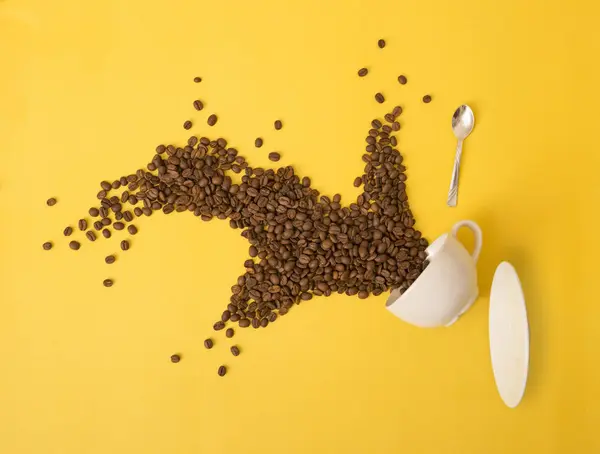 Granos Café Vierten Taza Sobre Fondo Amarillo — Foto de Stock